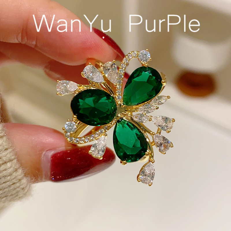 Réz sálkapocs virágmotívummal, beépített zirkon, japán–koreai stílus