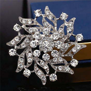 Брошка от сплав със снежинка и цвете от кристали — електроплатиран дизайн, подходящ за шал и корсаж