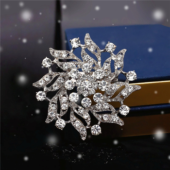 Брошка от сплав със снежинка и цвете от кристали — електроплатиран дизайн, подходящ за шал и корсаж