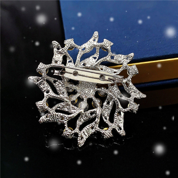 Брошка от сплав със снежинка и цвете от кристали — електроплатиран дизайн, подходящ за шал и корсаж