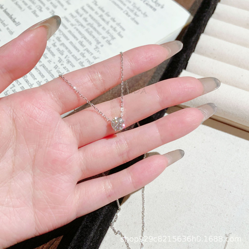 Колие с инлей моиссанит, геометрично оформление, 925 сребро, верига със кръстосано издябан цветен мотив, дължина 41–50 см