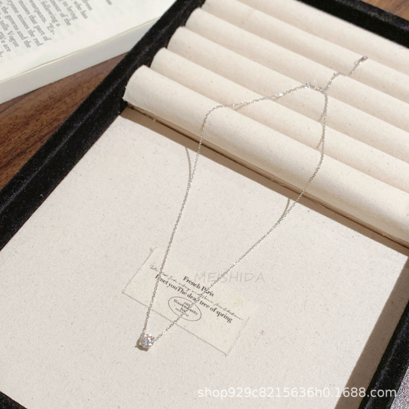 Колие с инлей моиссанит, геометрично оформление, 925 сребро, верига със кръстосано издябан цветен мотив, дължина 41–50 см