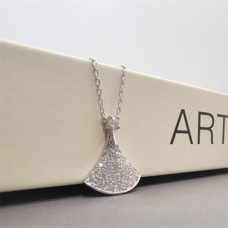 Колие от сребро 925 с диамантено паве, фан‑образен дизайн, стил лек лукс