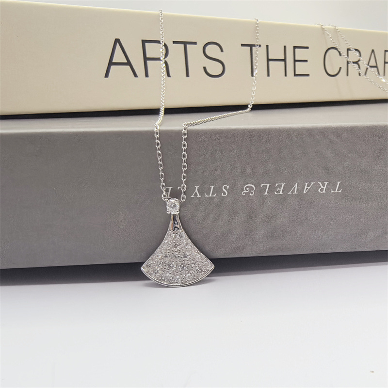 Колие от сребро 925 с диамантено паве, фан‑образен дизайн, стил лек лукс