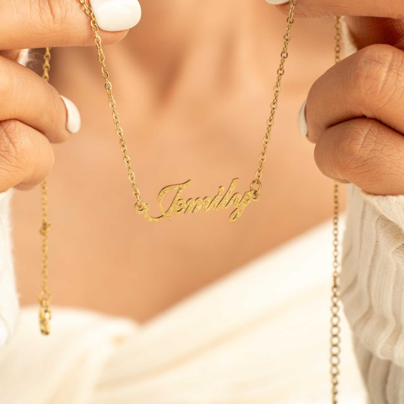 Névnyaklánc rozsdamentes acélból, eredeti dizájn, matt betű medál, homokfúvott felület, termékkód Yx1212