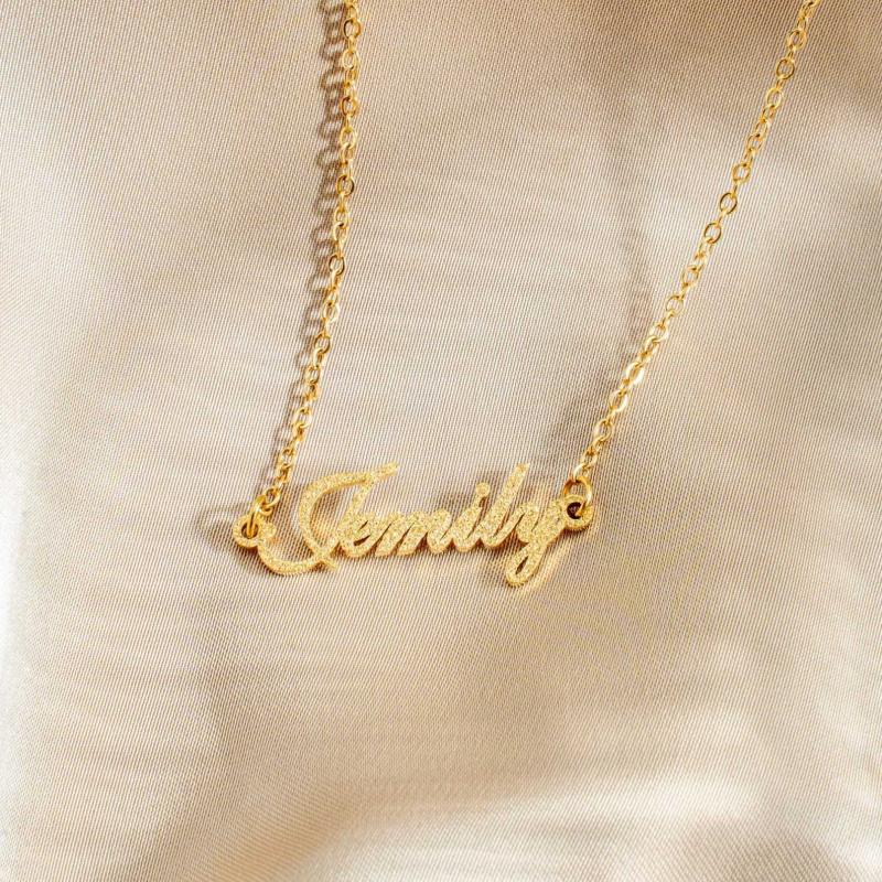 Névnyaklánc rozsdamentes acélból, eredeti dizájn, matt betű medál, homokfúvott felület, termékkód Yx1212