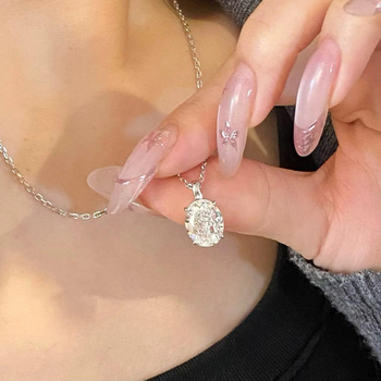 925-ös ezüst nyaklánc tojás alakú medállal, négy karmos rögzítés, kulcscsont- lánc, könnyed luxus stílus