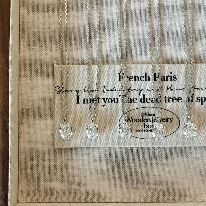 925-ös ezüst nyaklánc tojás alakú medállal, négy karmos rögzítés, kulcscsont- lánc, könnyed luxus stílus