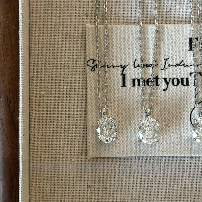 925-ös ezüst nyaklánc tojás alakú medállal, négy karmos rögzítés, kulcscsont- lánc, könnyed luxus stílus