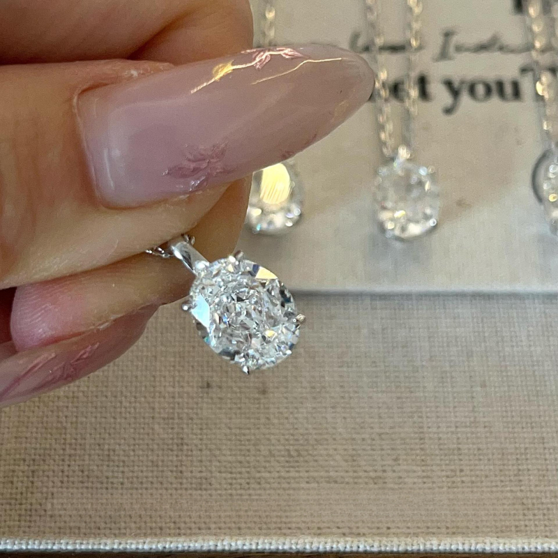 925-ös ezüst nyaklánc tojás alakú medállal, négy karmos rögzítés, kulcscsont- lánc, könnyed luxus stílus