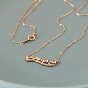 Geometriai medálos nyaklánc 925-ös ezüstből – magas színvonalú stílus