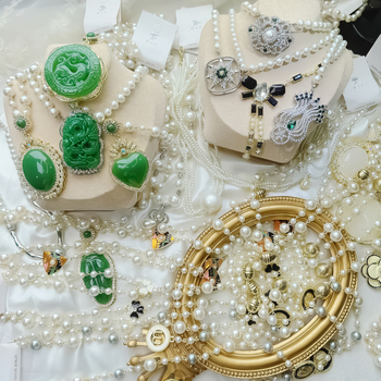 Ogrlica od legure s dijamantima i perlama, geometrijski privjesak, lagani luksuz za žene, ljeto 2025