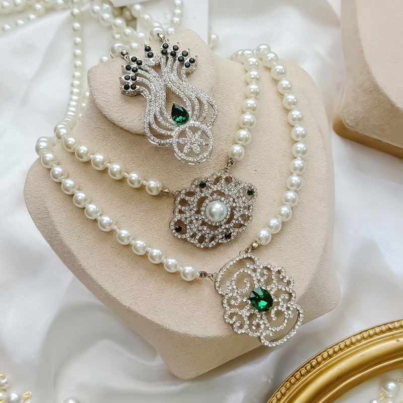 Ogrlica od legure s dijamantima i perlama, geometrijski privjesak, lagani luksuz za žene, ljeto 2025