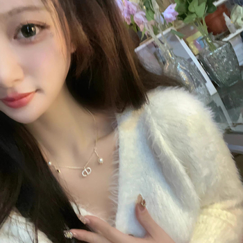 Réz nyaklánc csillag-geometriai medállal és mesterséges gyöngyökkel, elektroplattált bevonattal, hossz 41–50 cm, nőknek.