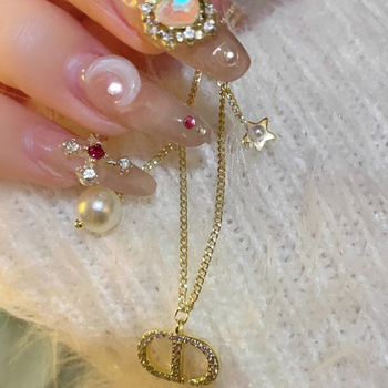 Réz nyaklánc csillag-geometriai medállal és mesterséges gyöngyökkel, elektroplattált bevonattal, hossz 41–50 cm, nőknek.