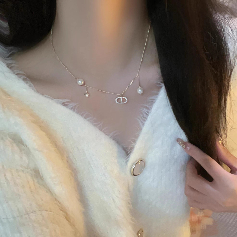 Réz nyaklánc csillag-geometriai medállal és mesterséges gyöngyökkel, elektroplattált bevonattal, hossz 41–50 cm, nőknek.