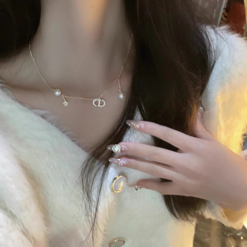 Réz nyaklánc csillag-geometriai medállal és mesterséges gyöngyökkel, elektroplattált bevonattal, hossz 41–50 cm, nőknek.