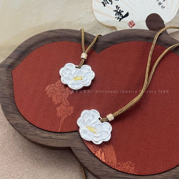 Kínai stílusú lótusz medálos nyaklánc, dupla oldalú, rézből, zsinóros lánccal, elektroplatírozott