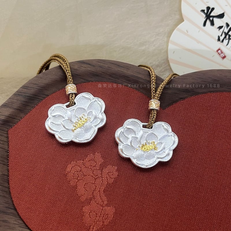 Kínai stílusú lótusz medálos nyaklánc, dupla oldalú, rézből, zsinóros lánccal, elektroplatírozott