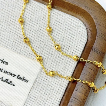 Geometriai formájú réz nyaklánc arannyal bevont medállal, kézzel készített gyöngyös lánccal, elektroplating felülettel