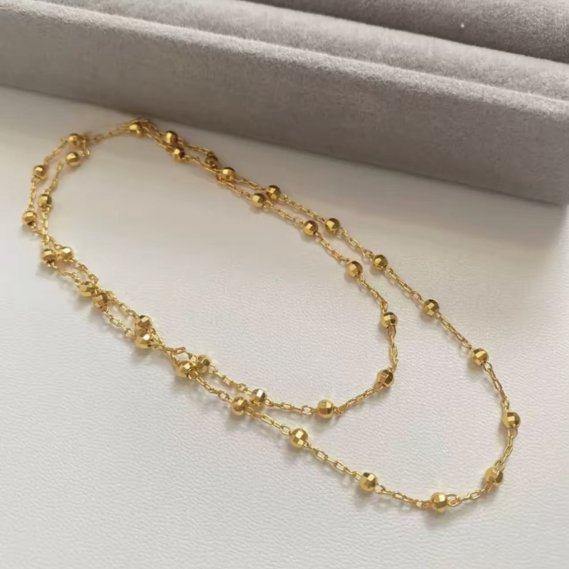 Geometriai formájú réz nyaklánc arannyal bevont medállal, kézzel készített gyöngyös lánccal, elektroplating felülettel