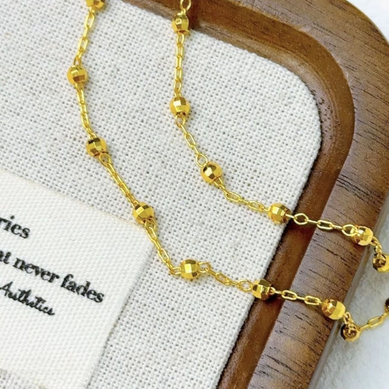 Geometriai formájú réz nyaklánc arannyal bevont medállal, kézzel készített gyöngyös lánccal, elektroplating felülettel