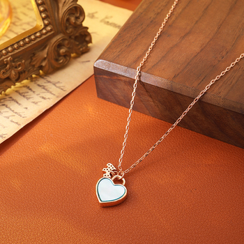 Nyaklánc – Kétszínű kagyló szív medál, lánccal a kulcscsont felé, réz alapanyag, 18K aranyozott bevonat, elektroplating, geometriai forma, ősz 2025 megjelenés