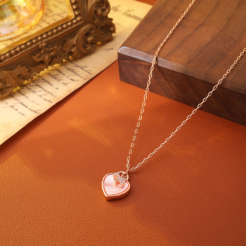 Nyaklánc – Kétszínű kagyló szív medál, lánccal a kulcscsont felé, réz alapanyag, 18K aranyozott bevonat, elektroplating, geometriai forma, ősz 2025 megjelenés