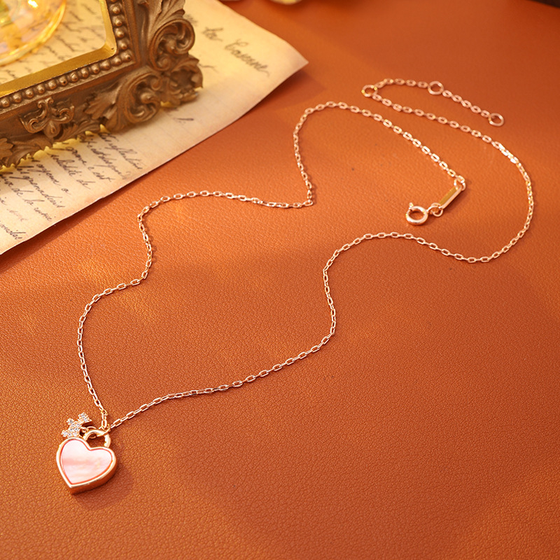 Nyaklánc – Kétszínű kagyló szív medál, lánccal a kulcscsont felé, réz alapanyag, 18K aranyozott bevonat, elektroplating, geometriai forma, ősz 2025 megjelenés