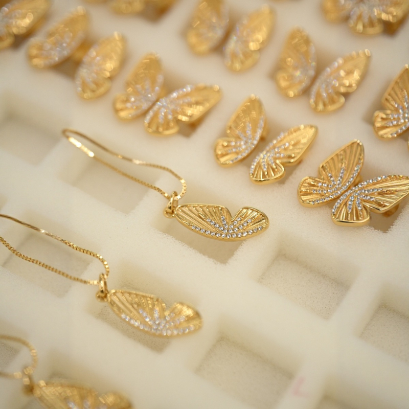 Női nyaklánc 925 ezüst medállal, réz alapra galvanizált felülettel, pillangó‑toll dizájn