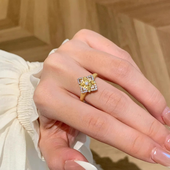 Rézből készült virág alakú medálos nyaklánc négylevelű lóhere mintával, elektroplatírozott, szabályos lánccal, középkori irodalmi retro stílusban, nők számára