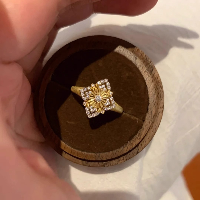 Rézből készült virág alakú medálos nyaklánc négylevelű lóhere mintával, elektroplatírozott, szabályos lánccal, középkori irodalmi retro stílusban, nők számára