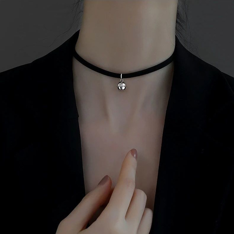 Geometriai ötvözet medálos nyaklánc, szabályos lánccal, minimalist stílus