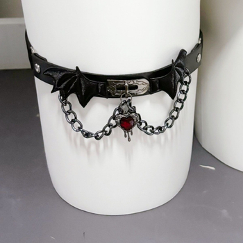 Gotiline chokker kaelakee rist ja deemonite tiibadega, metallist (Materjal: sulam; Ripatsi materjal: sulam; Aasta/Sesjon: Spring 2024; Stiil: Light Luxury; Kett: Twist chain)