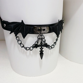 Gotiline chokker kaelakee rist ja deemonite tiibadega, metallist (Materjal: sulam; Ripatsi materjal: sulam; Aasta/Sesjon: Spring 2024; Stiil: Light Luxury; Kett: Twist chain)