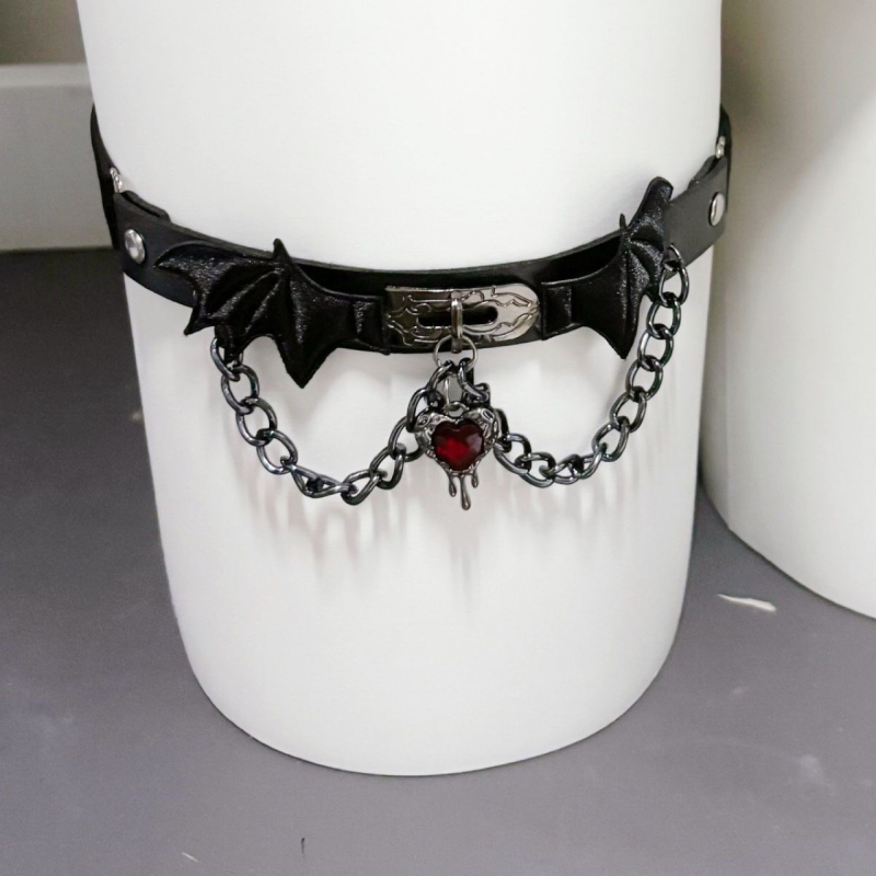 Gotiline chokker kaelakee rist ja deemonite tiibadega, metallist (Materjal: sulam; Ripatsi materjal: sulam; Aasta/Sesjon: Spring 2024; Stiil: Light Luxury; Kett: Twist chain)