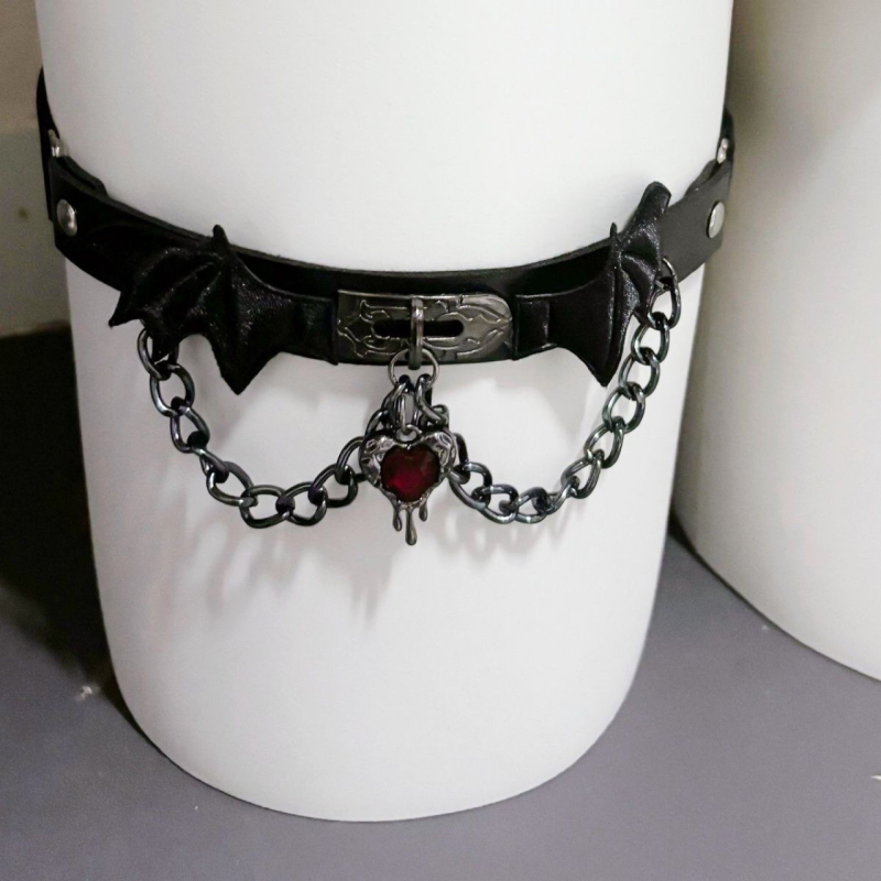 Gotiline chokker kaelakee rist ja deemonite tiibadega, metallist (Materjal: sulam; Ripatsi materjal: sulam; Aasta/Sesjon: Spring 2024; Stiil: Light Luxury; Kett: Twist chain)