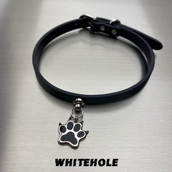 Kaelarihm koera ja kassipoja käpajälgede motiividega, materjal Cortex, ripats sulamist, ristkettaga stiil, originaalne disain