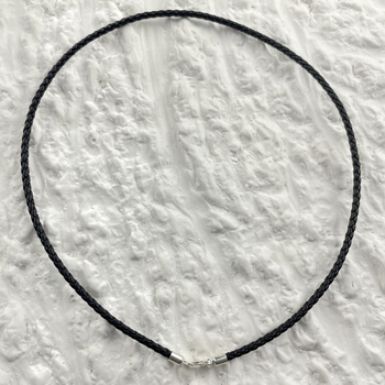 Colier: Argint 925, șnur din piele împletită, unisex, lun?gime clavicular, lungime 41–50 cm, finisaj lucios, pandantiv 925