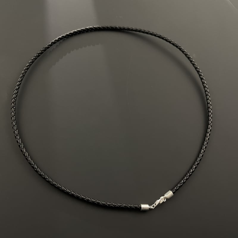 Colier: Argint 925, șnur din piele împletită, unisex, lun?gime clavicular, lungime 41–50 cm, finisaj lucios, pandantiv 925