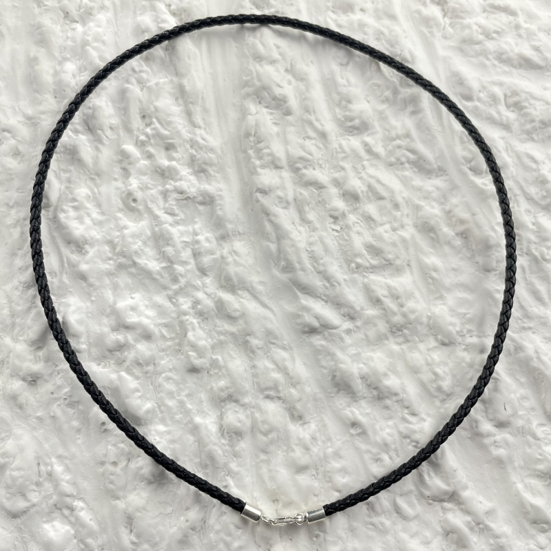 Colier: Argint 925, șnur din piele împletită, unisex, lun?gime clavicular, lungime 41–50 cm, finisaj lucios, pandantiv 925
