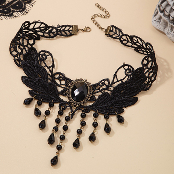 Csipkés chokernyaklánc, kulcscsonti lánccal, csepp alakú medállal, mesterséges kristállyal, 31–40 cm kerület