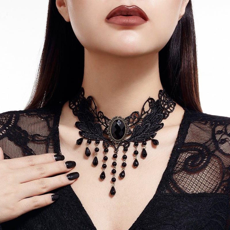 Csipkés chokernyaklánc, kulcscsonti lánccal, csepp alakú medállal, mesterséges kristállyal, 31–40 cm kerület