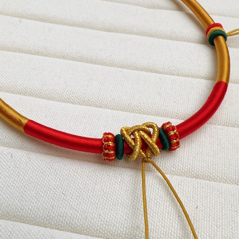 Colier pentru bebeluși cu materiale mixte – pentru sugari și copii mici; design original; greutate 10; lansare primăvara 2025