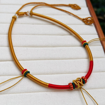 Colier pentru bebeluși cu materiale mixte – pentru sugari și copii mici; design original; greutate 10; lansare primăvara 2025