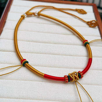 Colier pentru bebeluși cu materiale mixte – pentru sugari și copii mici; design original; greutate 10; lansare primăvara 2025