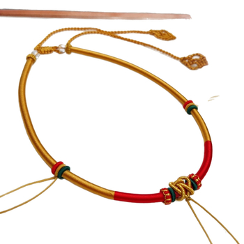 Colier pentru bebeluși cu materiale mixte – pentru sugari și copii mici; design original; greutate 10; lansare primăvara 2025