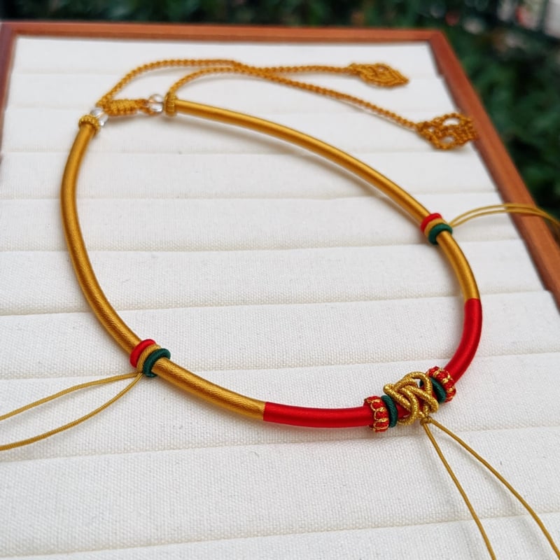 Colier pentru bebeluși cu materiale mixte – pentru sugari și copii mici; design original; greutate 10; lansare primăvara 2025