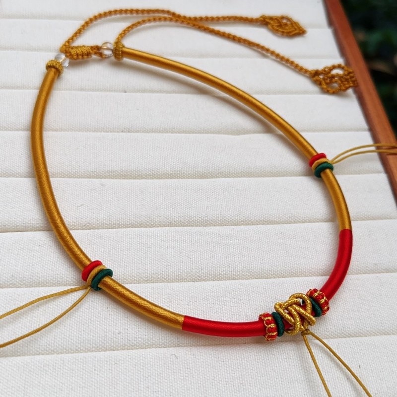 Colier pentru bebeluși cu materiale mixte – pentru sugari și copii mici; design original; greutate 10; lansare primăvara 2025