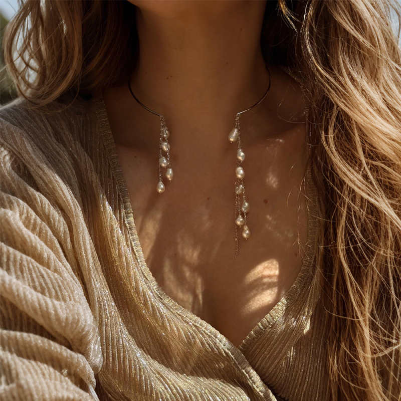 Ogrlica tipa goljer s perlama, geometrijski oblik, kristalni privjesak, težina 16 g, običan lanac